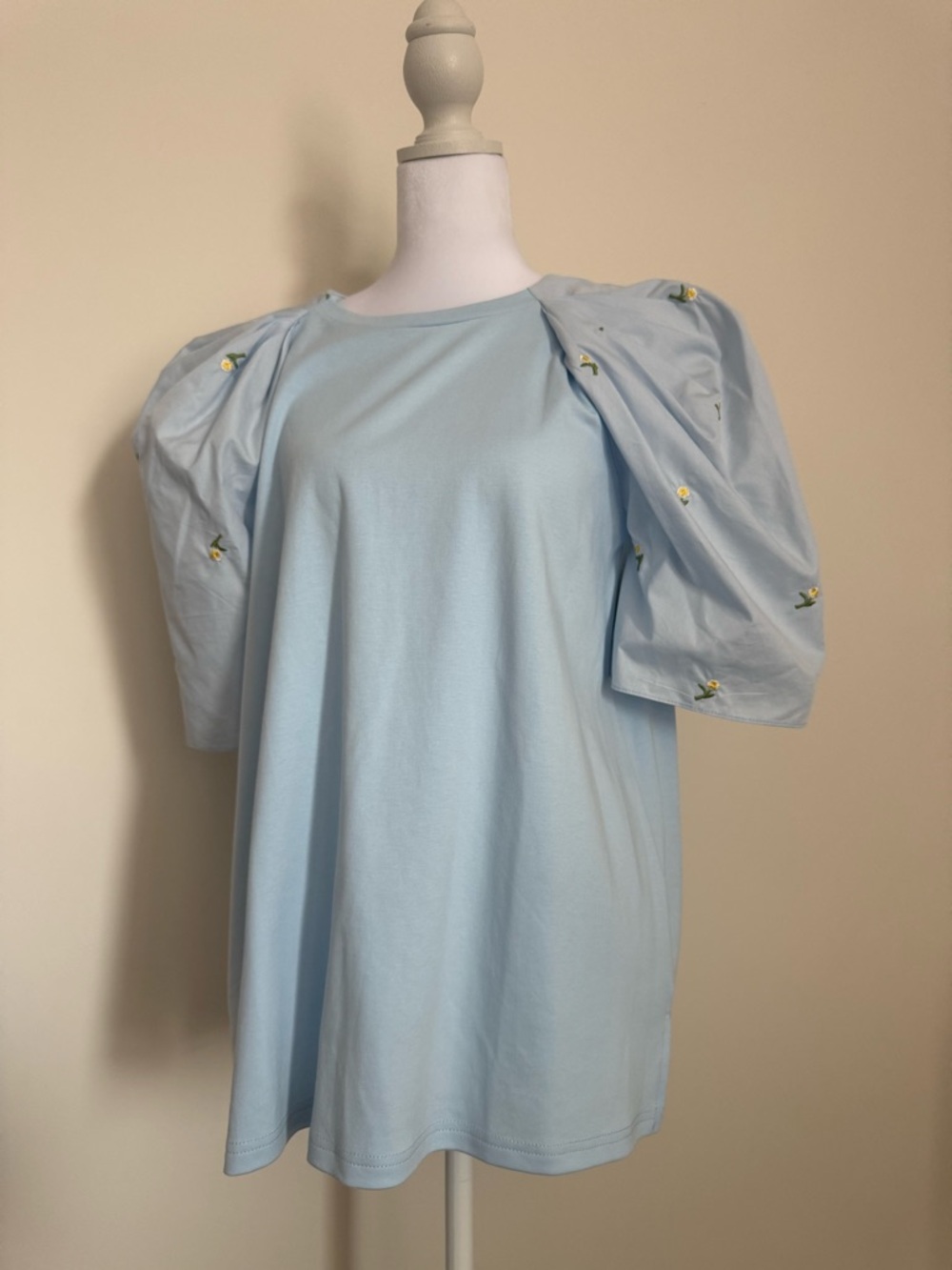Joh. Light Blue Puff Sleeve Top with Embroidered Flowers size large like new